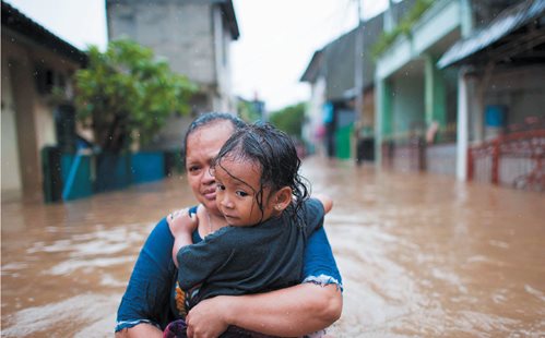 Des eaux de crue aux incendies et à la sécheresse, un climat changeant signifie une catastrophe pour de nombreuses personnes. PHOTO: KOMPAS / HENDRA A SETYAWAN